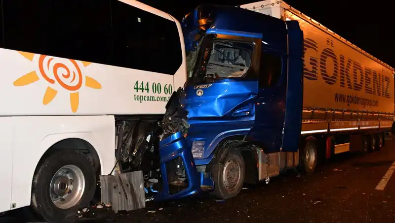 Tur Otobüsü Tırla Çarpıştı: 13 Kişi Yaralandı, Yaralılar Hayat Mücadelesi Veriyor