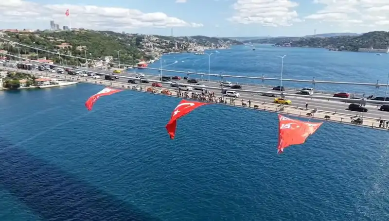 İstanbul'daki Köprüye Dev Türk Bayrağı Asıldı: Millî Beraberliğin Simgesi