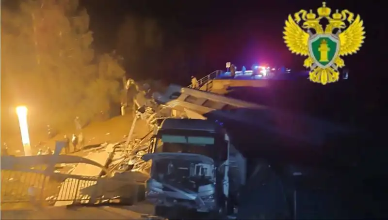 Rusya’da İki Köprünün Çökmesi Sonucu Trende Facia: Yedi Kişi Hayatını Kaybetti