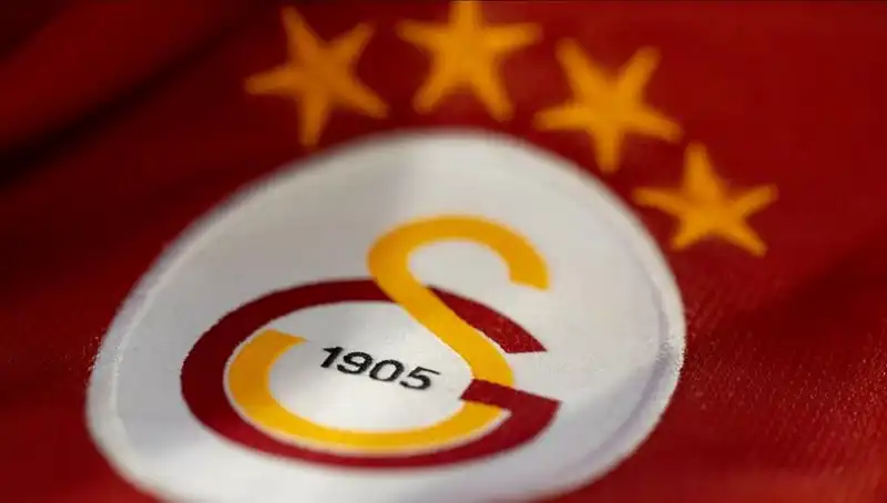 Galatasaray'dan Hakem Kararına Sert Tepki: Taraftarlar Alana Çıktı