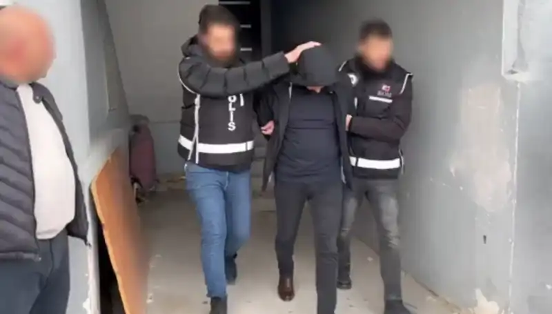 Dört İlde Organize Suç Operasyonu: Çeteler İçin Yüzlerce Silah Ele Geçirildi