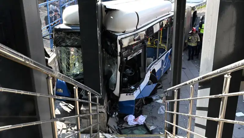 Ankara'da Feci Kaza: Belediye Otobüsüyle Çarpışan Araçta 27 Yaralı!
