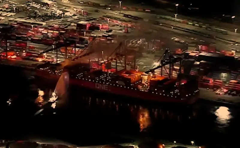 Los Angeles Limanı'nda Tehlikeli Madde Yüklü Gemide Korkutan Yangın: Neler Oluyor?