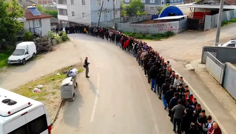 Bursa'daki Mahallede Bayramlaşma Kuyruğu Geleneği Devam Ediyor