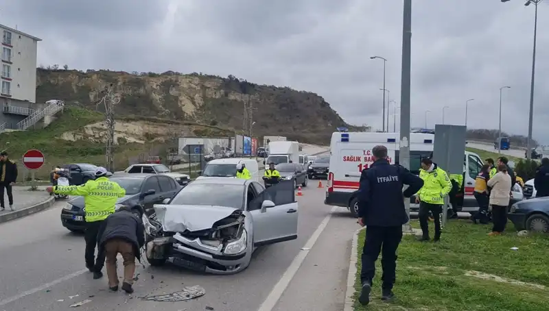 Sinop'ta Trafik Kazası: İki Otomobil Çarpıştı, Yaralılar Hastaneye Kaldırıldı