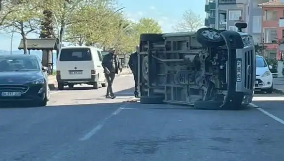Otomobile Çarpan Araç Yan Yattı: Kaza Anı Kamerada