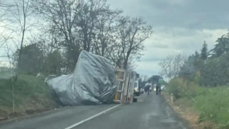 Tekirdağ'da Saman Yüklü TIR Devrildi: Geniş Güvenlik Önlemleri Alındı