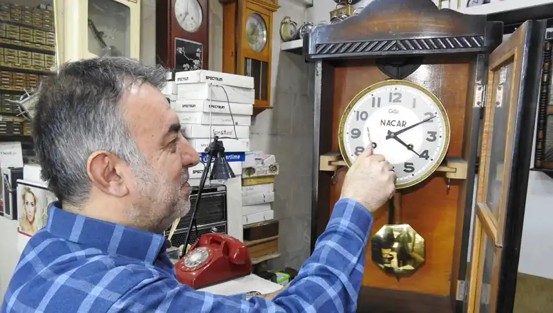 10 Metrekarelik Dükkanında Zamanı Onarıyor: Usta Saatçi