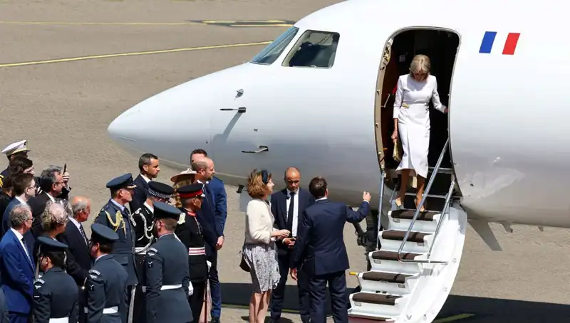 Eşi Brigitte Macron’un Elini Havada Bıraktı: Olayın Perde Arkası Ortaya Çıktı