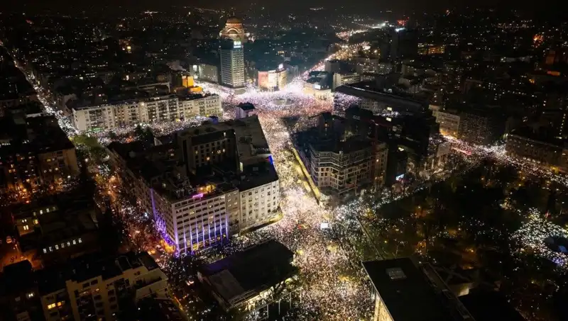 Sırbistan'da Öğrenci Protestoları: Belgrad Sokakları İsyanla Çalkalanıyor