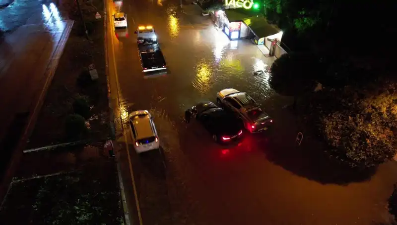 Adana’da Sağanak Yağış Hayatı Durma Noktasına Getirdi: Cadde ve Yollar Sular Altında