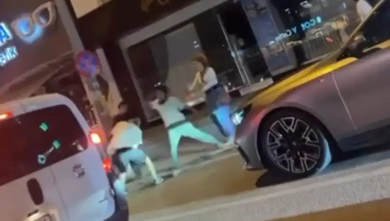 Cadde Boks Ringine Dönüştü: Tarz Kavgaları Sokaklarda Gözleri Kamaştırdı