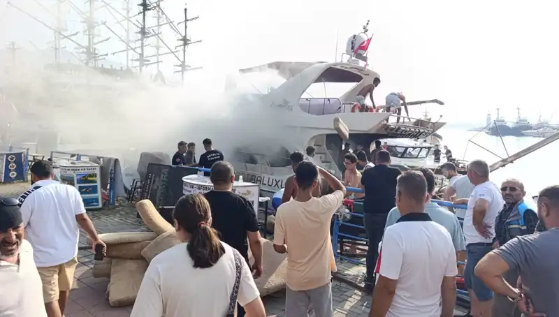Antalya'da Gezi Teknesinde Çıkan Yangın, Tüm Dikkatleri Üzerine Topladı
