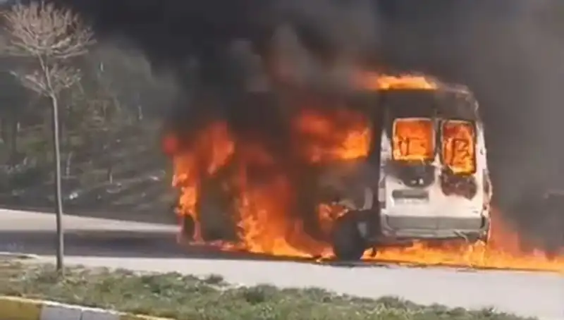 Havalimanı Personelini Taşıyan Servis Araçları Alev Alev Yandı