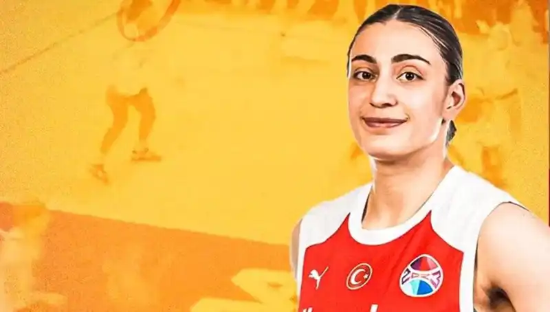 Galatasaray, Geleceğe Yönelik Stratejik Adımlar Atıyor: Üç Oyuncuyla Sözleşme Uzatıldı