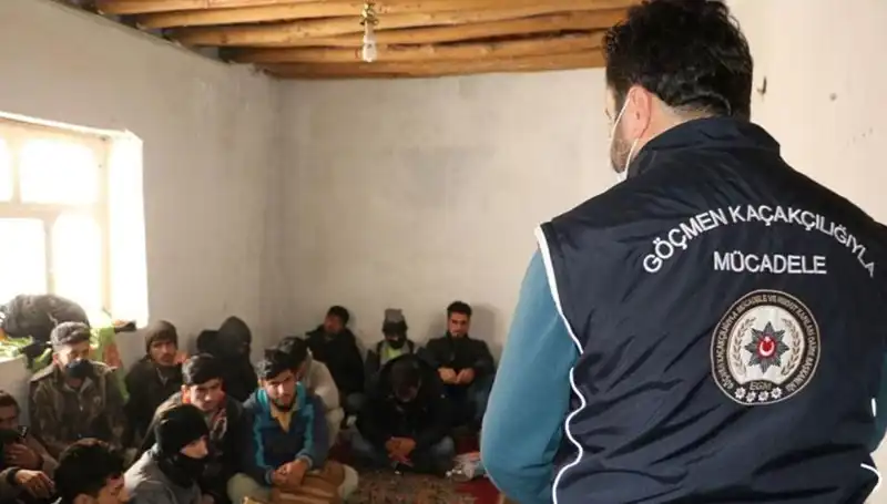 Edirne ve Kırklareli'nde Düzensiz Göçmen Operasyonu: 17 Yakalandı!