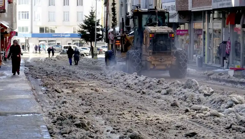 Sarıkamış'ta Kışa Hazırlık: Kar ve Buz Temizlik Çalışmaları Başladı