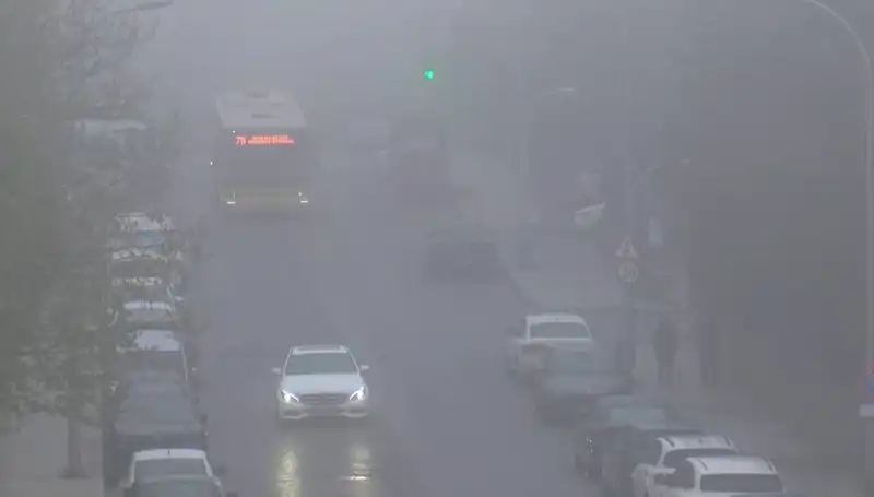 İstanbul'da Sis Alarmı: Görüş Mesafesi Azaldı, Trafik Etkilendi