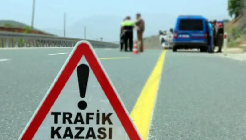 Otomobil ve Kamyon Çarpışması: Üç Kişi Hayatını Kaybetti, Birçok Yaralı Var