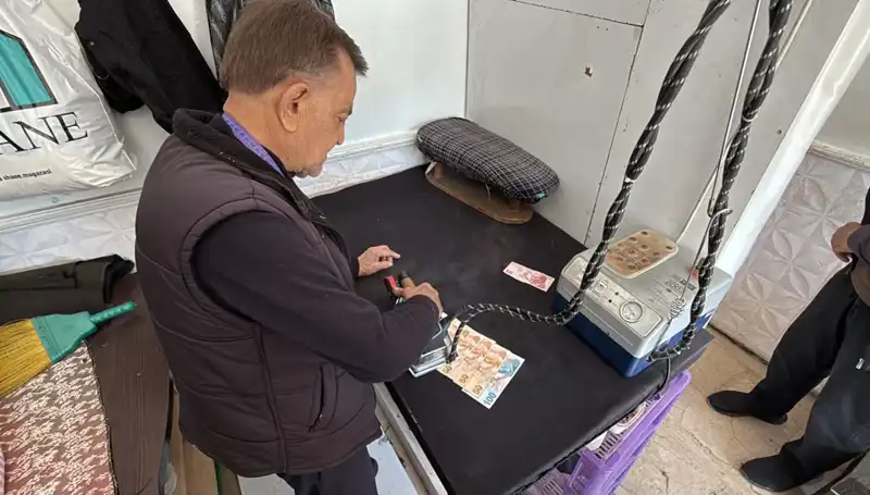 47 Yıllık Terzi Ahmet'ten Enteresan Uygulama: Paraları Ütülüyor!