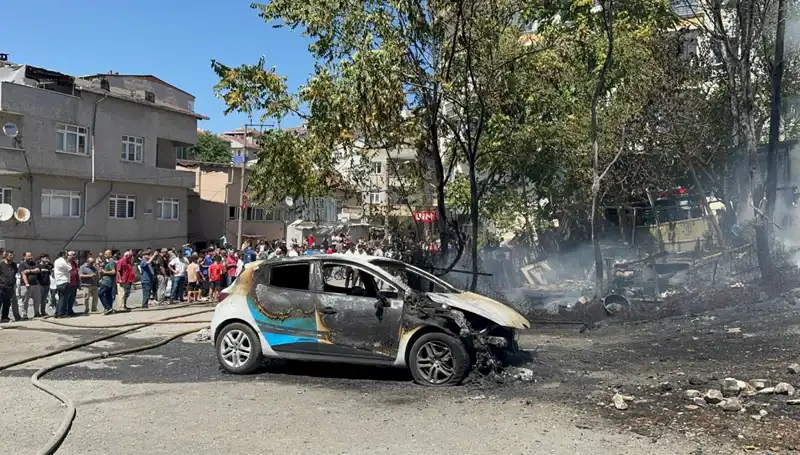 Gecekonduda Çıkan Yangın, Araçta Büyük Hasara Neden Oldu