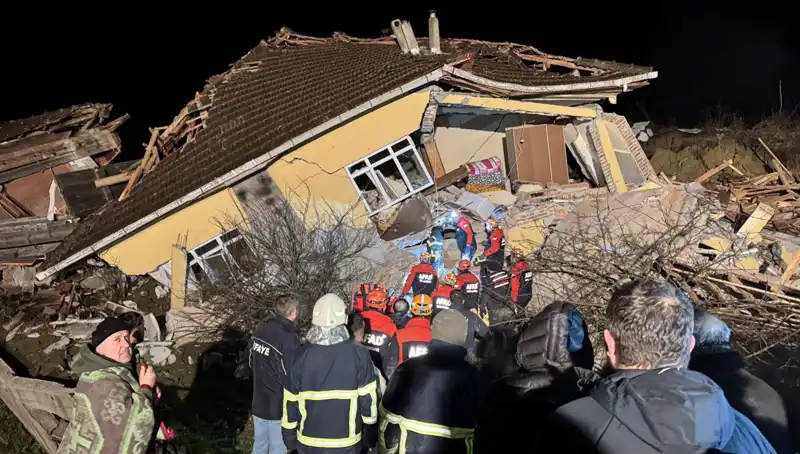 Sinop'ta Şiddetli Yağışlar Heyelana Neden Oldu: 3 Ev Yıkıldı