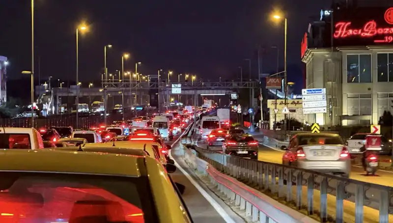 Yenibosna Metrobüs Yaya Üst Geçidinde Çalışmalar Başladı: Güvenli Geçişler İçin Yeni Adım