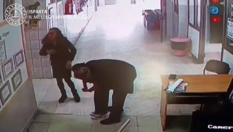 İlkokul Öğretmeninden Hayat Kurtaran Kahramanlık: Heimlich Manevrası ile Drama