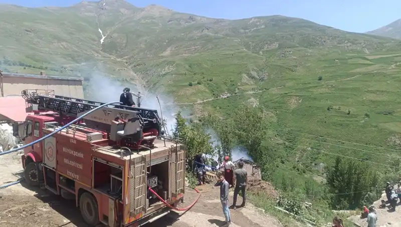 Van'da Trajik Yangın: Bir Çocuk Hayatını Kaybetti, Aile Derin Bir Acı İçinde