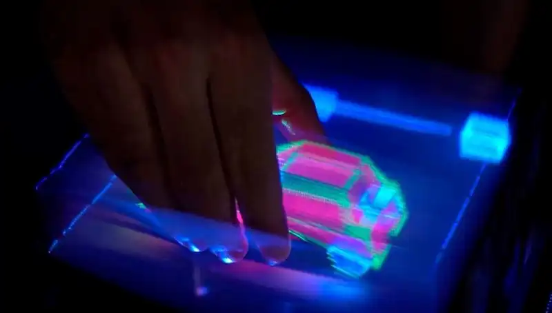 Dünyanın İlk Etkileşimli 3D Hologramı: Geleceğin Teknolojisi Burada!