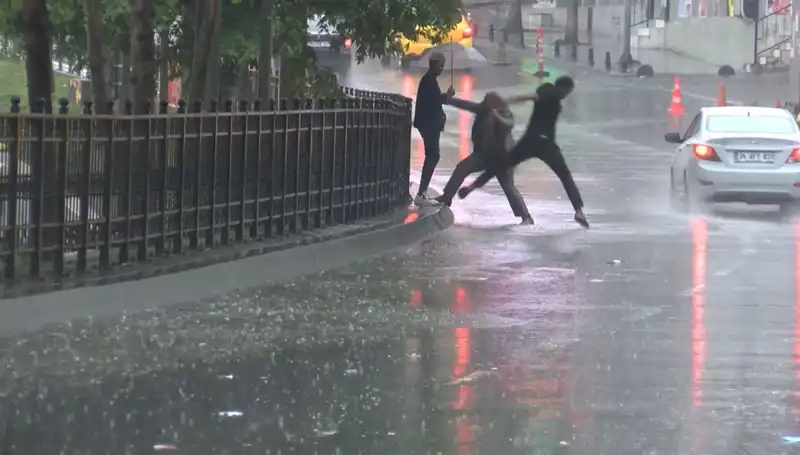 İstanbul ve İzmir İçin Meteorolojiden Turuncu Kodlu Alarm: Hazırlıklı Olun!