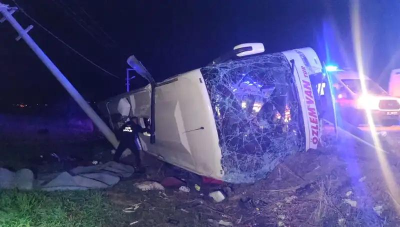 Van'da Yolcu Otobüsü Devrildi, 28 Kişi Yaralı: Kaza Anının Detayları