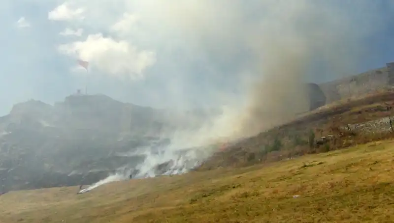 Kars Kalesi'nde Korkutucu Anız Yangını: Doğanın Güzellikleri Tehlikede