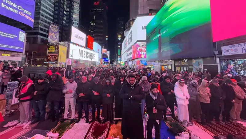New York Times Meydanı'nda Büyüleyici Teravih Namazı Etkinliği Gerçekleşti