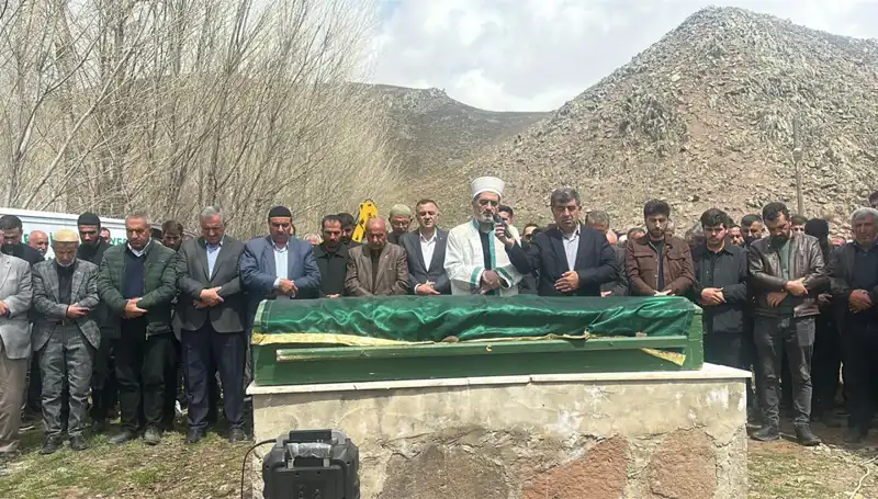 Baba ve Kızlarının Duygu Dolu Ayrılığı, Hayatın Sert Gerçekleriyle Yüzleştiriyor