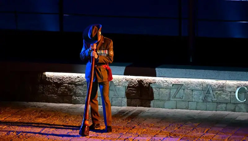 Anzak Koyu'nda Anma Geleneği: Duygusal "Şafak Ayini" Töreni Gerçekleşti