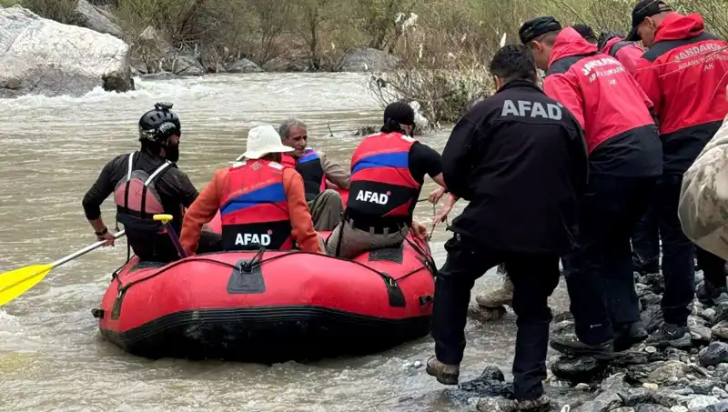 Zap Suyu Kenarında Mahsur Kalan 4 Kişi Kahraman Ekipler Tarafından Kurtarıldı