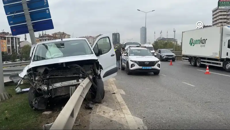 Otoyolda Feci Kaza: Bariyere Ok Gibi Saplanan Araçta İki Kişi Yaralandı