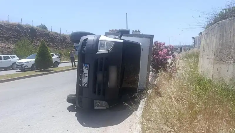 Hafif Ticari Araç ile Kamyonet Arasındaki Kaza: Devrilen Kamyonetin Detayları