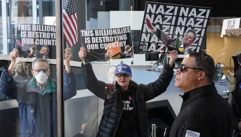 Elon Musk’a büyük protesto: SpaceX ve Tesla önünde eylemler başladı