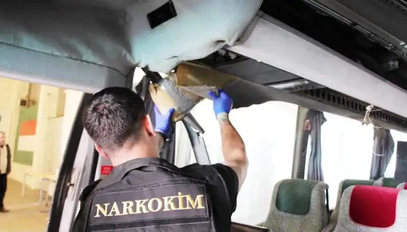 Sınırda Yakalanan Otobüste 77 Kilo Uyuşturucu Şoku: Detaylar Belli Oldu