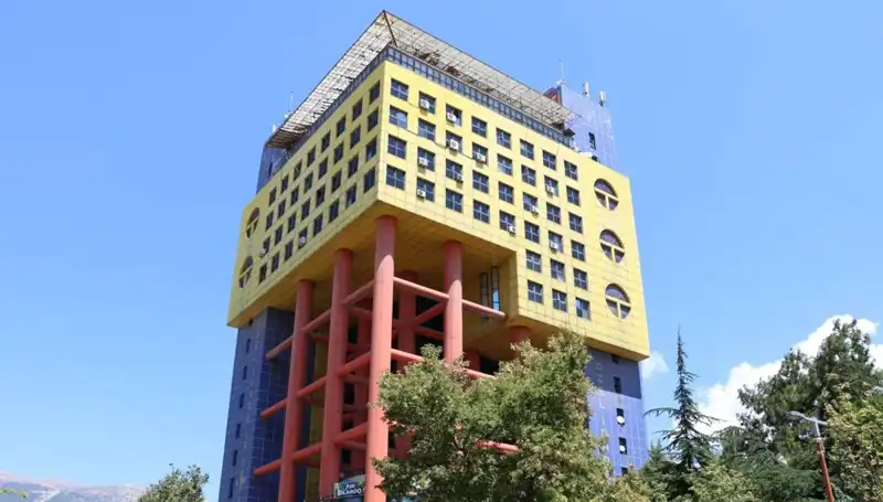 Dünyanın En Saçma Binası Yerine Yeni Proje İçin Yapım Süreci Başladı