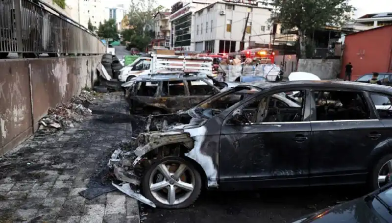 Sanayi Bölgesindeki Araç Yangını: Tamir Bekleyen Araçlar Kül Oldu