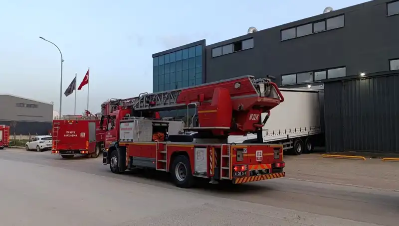 İnegöl'de Fabrika Yangını: Panik ve Kurtarma Çabaları Devam Ediyor