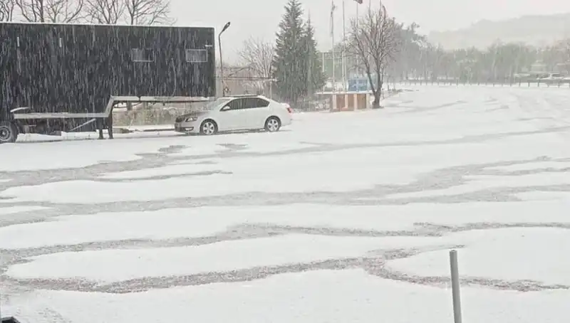 Tekirdağ'da Ceviz Büyüklüğünde Dolu Yağışı: Şehir Beyaza Büründü!