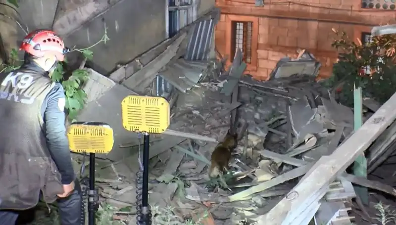 İstanbul'da Deprem Sonrası Hasar Gören Bina Çöktü: Korku Dolu Anlar Yaşandı