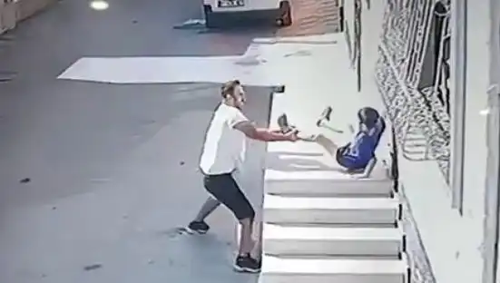 Adana'da Şok Edici Olay: Çocuğu Takip Eden Şahıs Kameralara Yansıdı