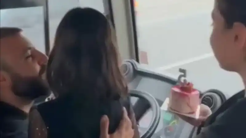 Halk Otobüsünde Duygusal Anlar: Şoför Baba Kızlarından Doğum Günü Sürprizi Aldı