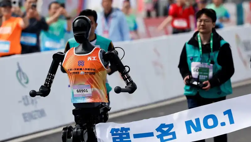 Çinli Robotlar İnsana Karşı Maraton Koşarak Geleceğin Sporu Üzerine Yüzleri Koydu