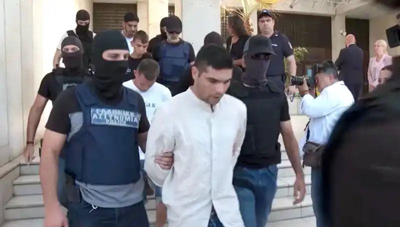 Atina'da Şok Cinayet: Profesörün Eski Eşi ve 5 Kişi Gözaltında